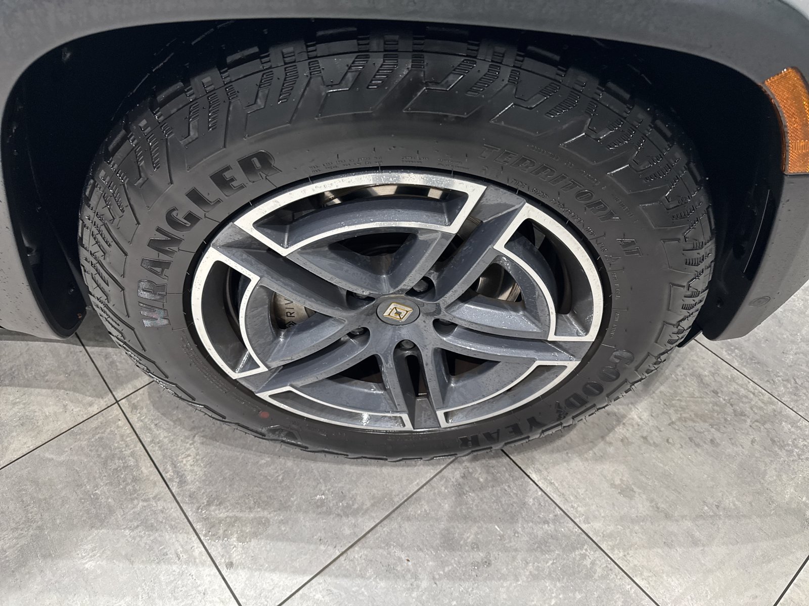 Used 2025 Rivian R1S Adventure Dual AWD/4WD image 15