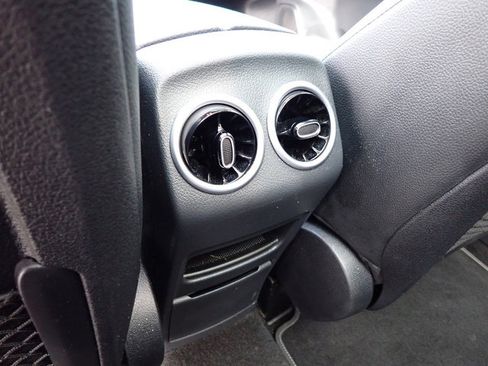 Used 2022 Mercedes-Benz GLB 250 4MATIC image 18