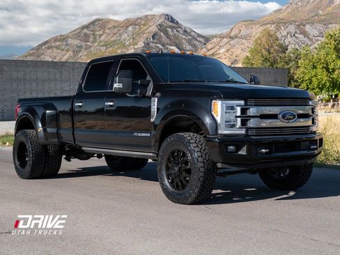 Used 2019 Ford F350 Limited image 1