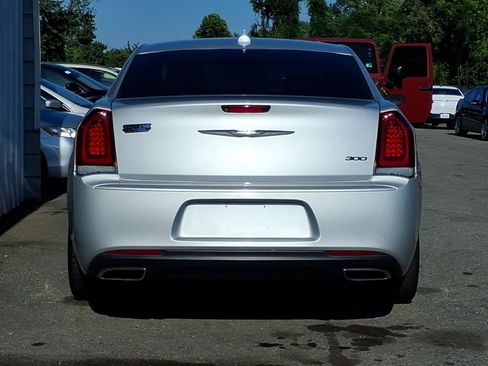 Used 2020 Chrysler 300 Touring w/ Sport Appearance Package RWD image 4