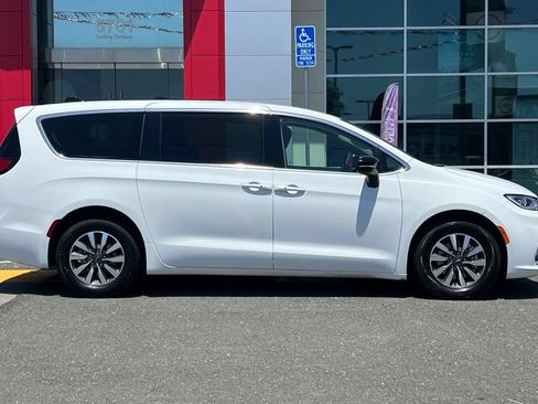 Used 2024 Chrysler Pacifica Limited FWD image 3