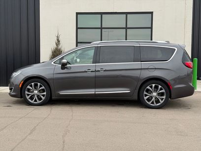Used 2018 Chrysler Pacifica Limited w/ Tire & Wheel Group