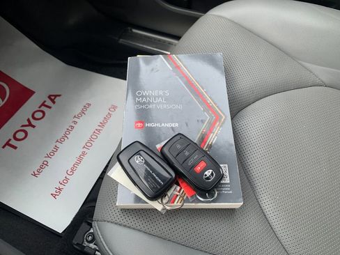 Used 2023 Toyota Highlander Platinum image 12