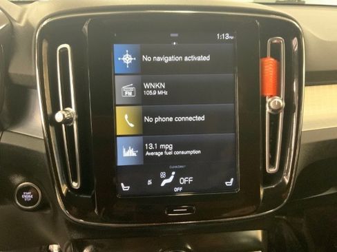 Used 2022 Volvo XC40 T4 Momentum image 18