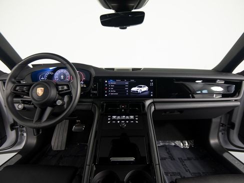 Certified 2025 Porsche Panamera 4 image 32