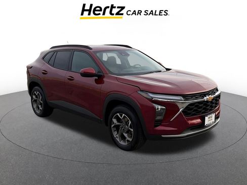 Used 2025 Chevrolet Trax LT image 1