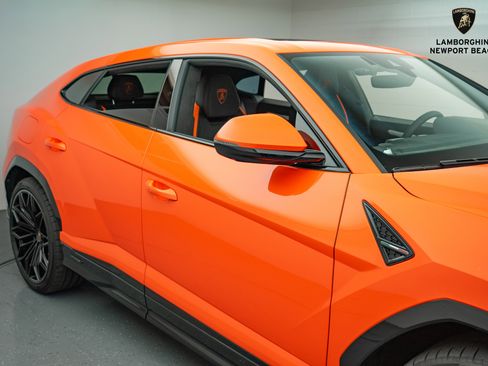 Used 2025 Lamborghini Urus SE image 4