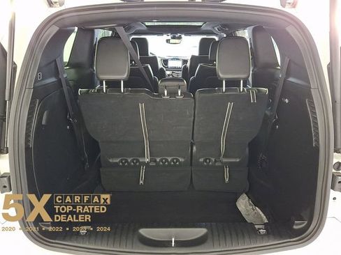 Used 2025 Chrysler Pacifica Limited image 33