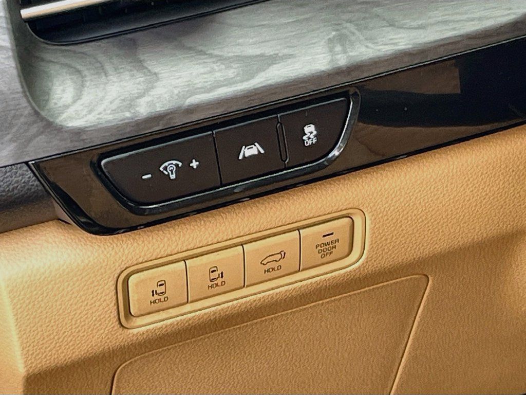 Used 2024 Kia Carnival EX FWD image 10