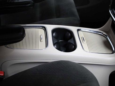 Used 2016 Dodge Grand Caravan SXT image 19