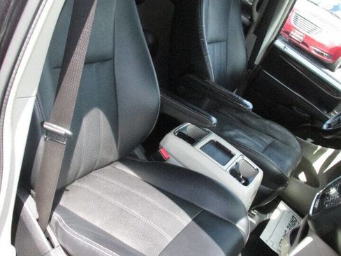 Used 2012 Chrysler Town & Country Touring-L w/ Driver Convenience Group image 34