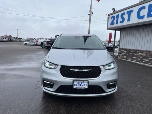 Used 2024 Chrysler Pacifica Touring-L FWD image 2
