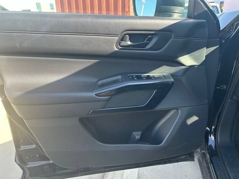 Used 2025 Nissan Pathfinder SV FWD image 10