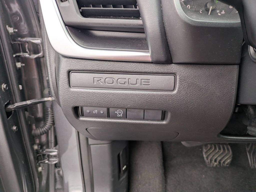 Used 2024 Nissan Rogue S FWD image 16