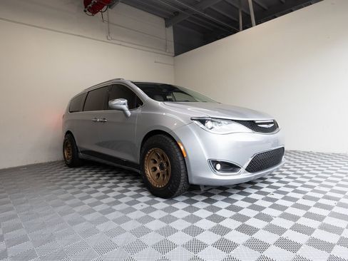 Used 2020 Chrysler Pacifica Limited image 6