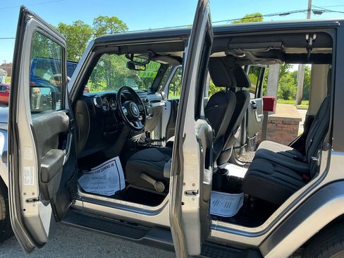 Used 2014 Jeep Wrangler Unlimited Sahara AWD/4WD image 9