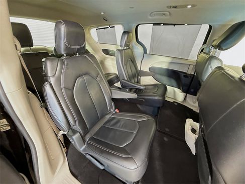 Used 2022 Chrysler Pacifica Touring-L image 30