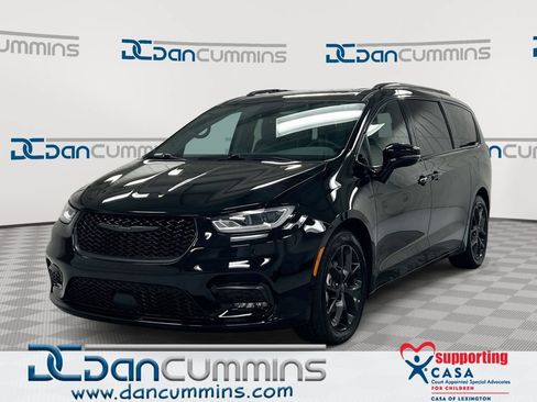 Used 2025 Chrysler Pacifica Limited FWD image 1