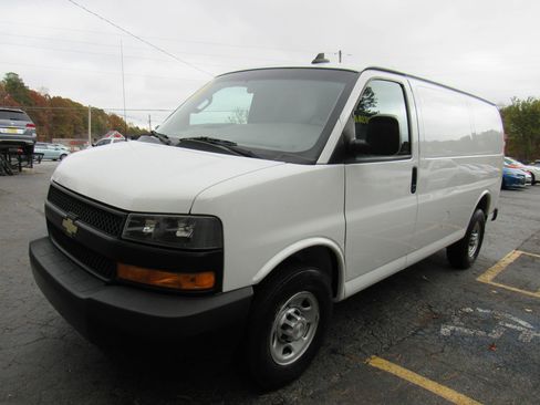 Used 2018 Chevrolet Express 2500 RWD image 3