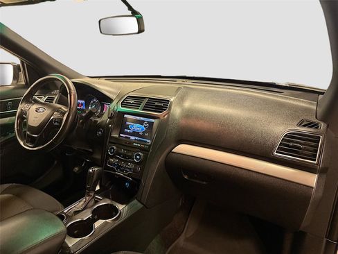 Used 2016 Ford Explorer XLT w/ Equipment Group 201A FWD image 28