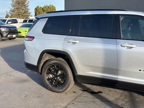 Used 2024 Jeep Grand Cherokee L Laredo image 3