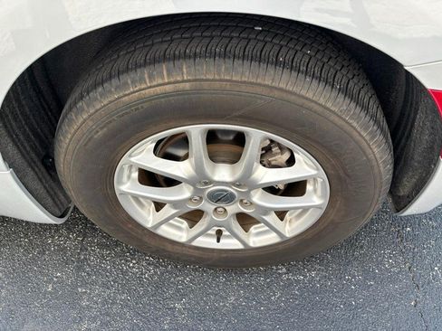 Used 2024 Chrysler Pacifica Touring-L FWD image 9