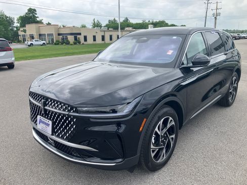 Used 2025 Lincoln Nautilus Premier AWD/4WD image 3