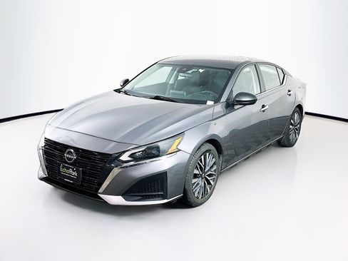 Used 2024 Nissan Altima 2.5 SV image 3