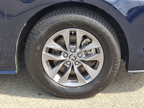 Certified 2025 Toyota Sienna XLE FWD image 8