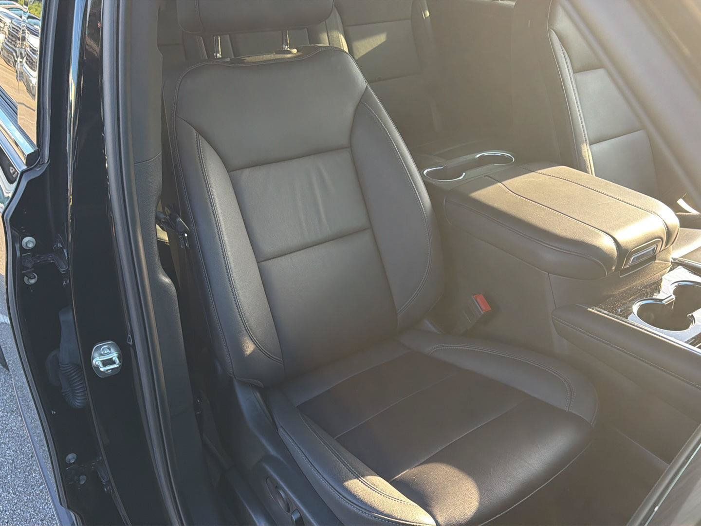 Used 2025 Chevrolet Suburban LT w/ Comfort Package RWD image 17