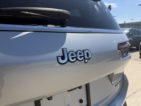 Used 2023 Jeep Grand Cherokee L Limited AWD/4WD image 8