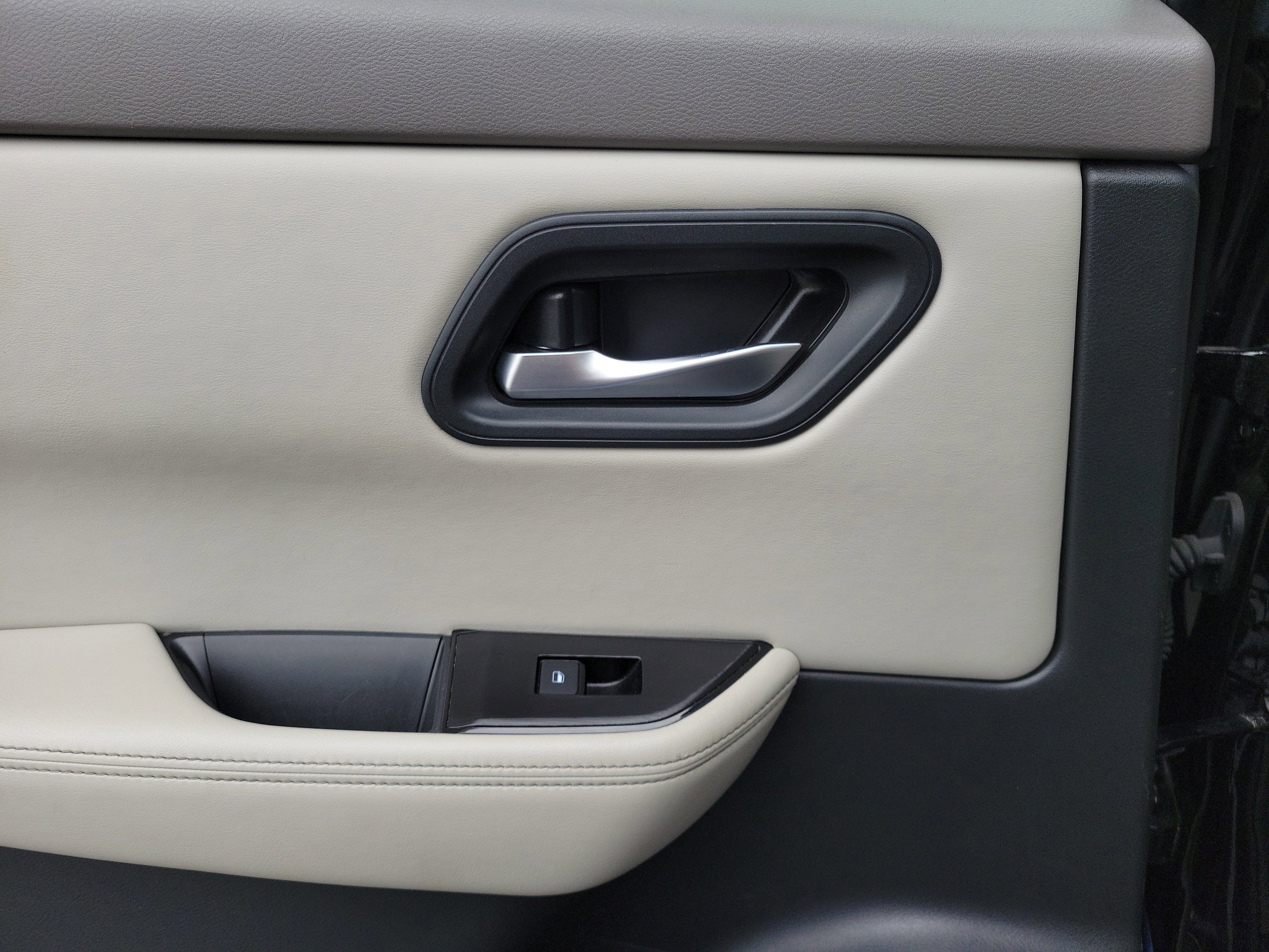 Used 2025 Nissan Rogue SV FWD image 12