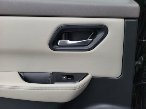 Used 2025 Nissan Rogue SV FWD image 12