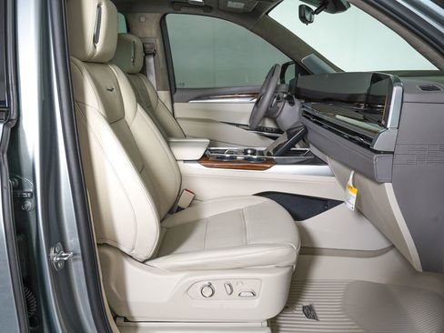 Used 2026 Cadillac Escalade Platinum Sport w/ LPO, Floor Liner Package AWD/4WD image 9