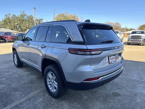 New 2025 Jeep Grand Cherokee Laredo image 4