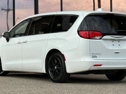 Used 2017 Chrysler Pacifica Touring FWD image 9