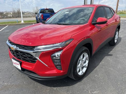 New 2026 Chevrolet Trax LS w/ LS Convenience Package FWD image 9