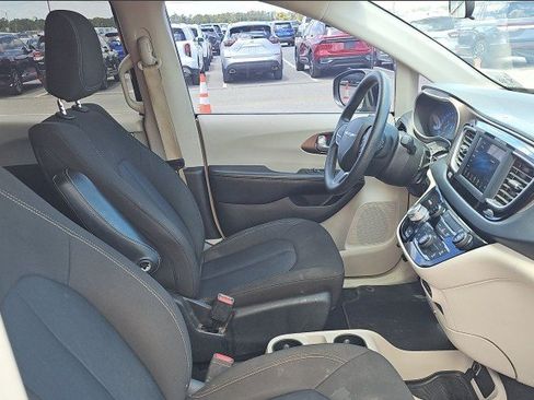 Used 2020 Chrysler Voyager LX FWD image 6
