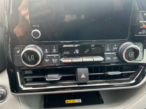 Used 2023 Toyota Highlander XLE AWD/4WD image 13