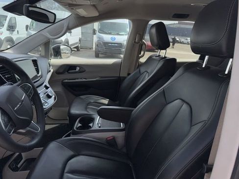 Used 2024 Chrysler Pacifica Select image 9