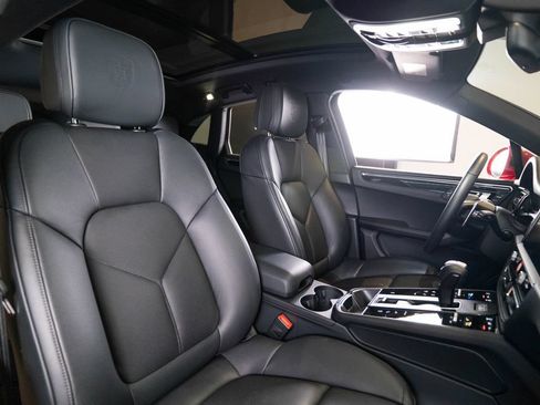 Certified 2026 Porsche Macan AWD/4WD image 16