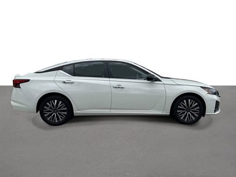 Used 2025 Nissan Altima 2.5 SV FWD image 3