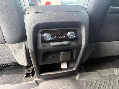 Used 2024 Chevrolet Traverse Z71 AWD/4WD image 19