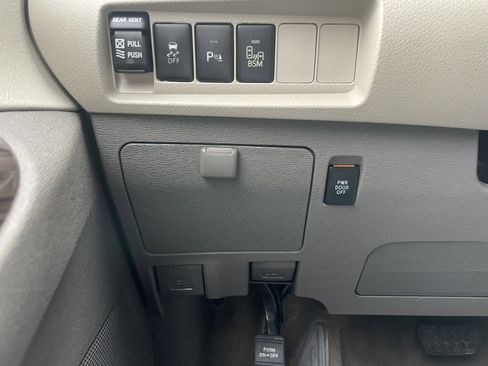 Used 2016 Toyota Sienna Limited image 20