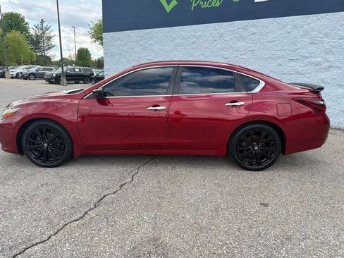 Used 2017 Nissan Altima 2.5 SR w/ Midnight Edition Package FWD image 2