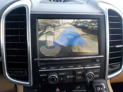 Used 2016 Porsche Cayenne w/ Premium Package image 14