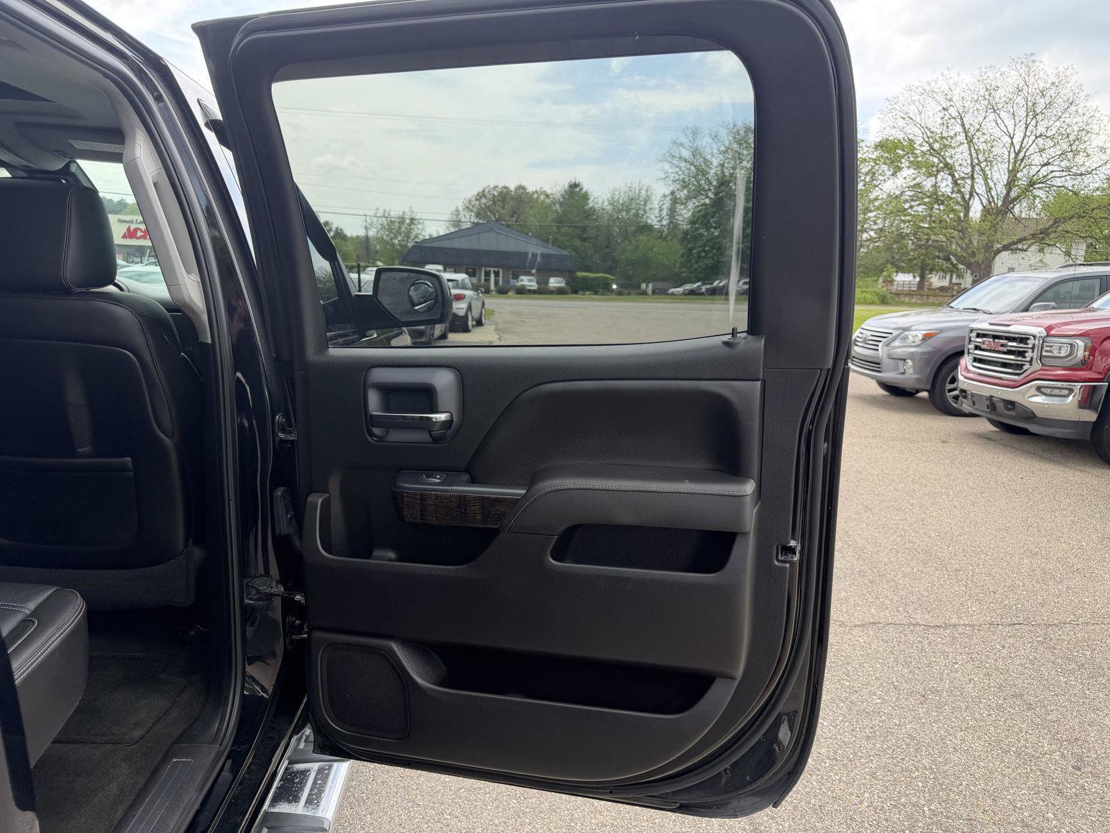Used 2015 GMC Sierra 2500 Denali w/ Duramax Plus Package AWD/4WD image 25
