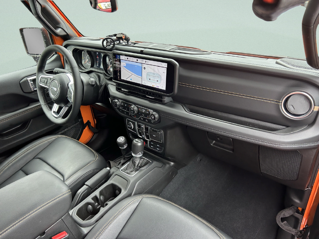 Used 2025 Jeep Wrangler Unlimited Sahara AWD/4WD image 16