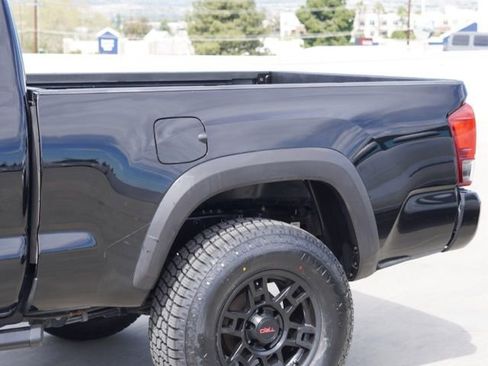 Used 2016 Toyota Tacoma TRD Sport w/ Towing Package image 11