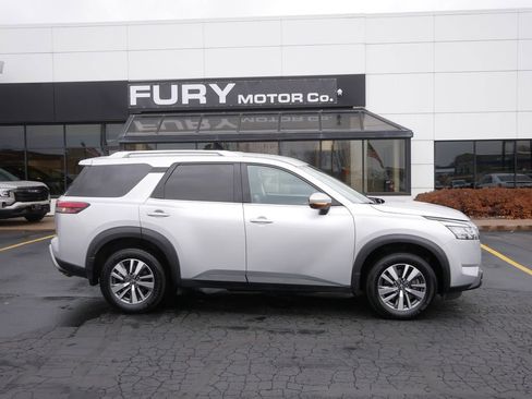 Used 2022 Nissan Pathfinder SL image 1
